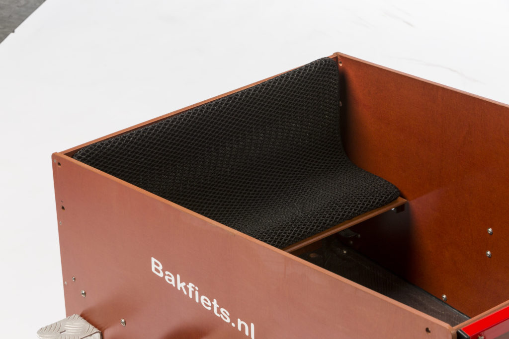 Das Sitzkissen Ventisit erhöht den Fahrkomfort von Insassen eines BAKFIETS Cargo Trikes (auch Elektro-Version).
